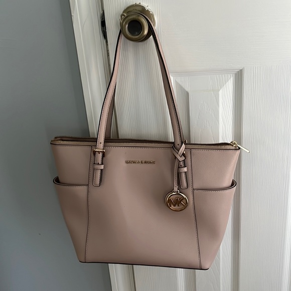 Michael Kors purse. It is not brand new but it is in great shape. - Picture 1 of 4